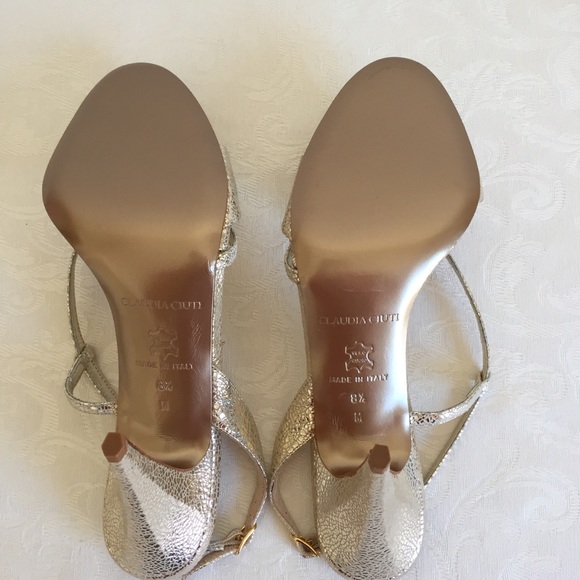 Claudia Ciuti gold flower appliqué sandals - Picture 6 of 8